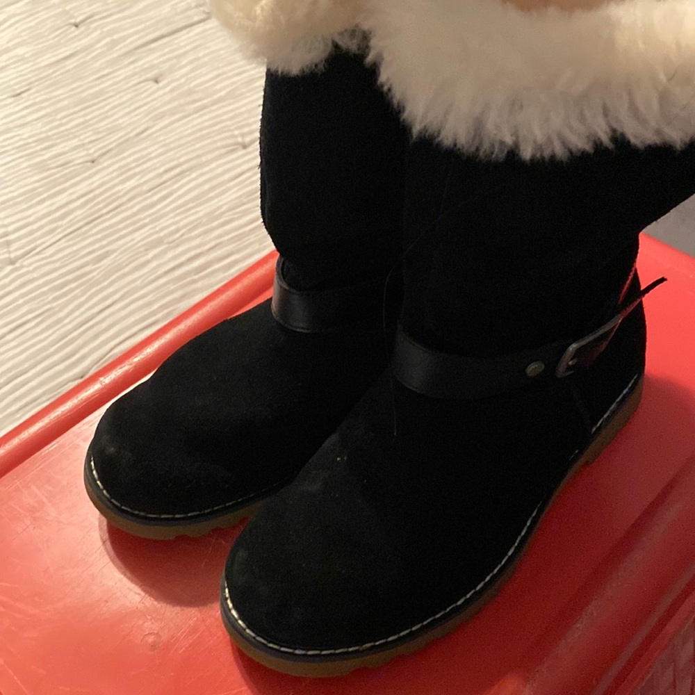 Girls black Uggs